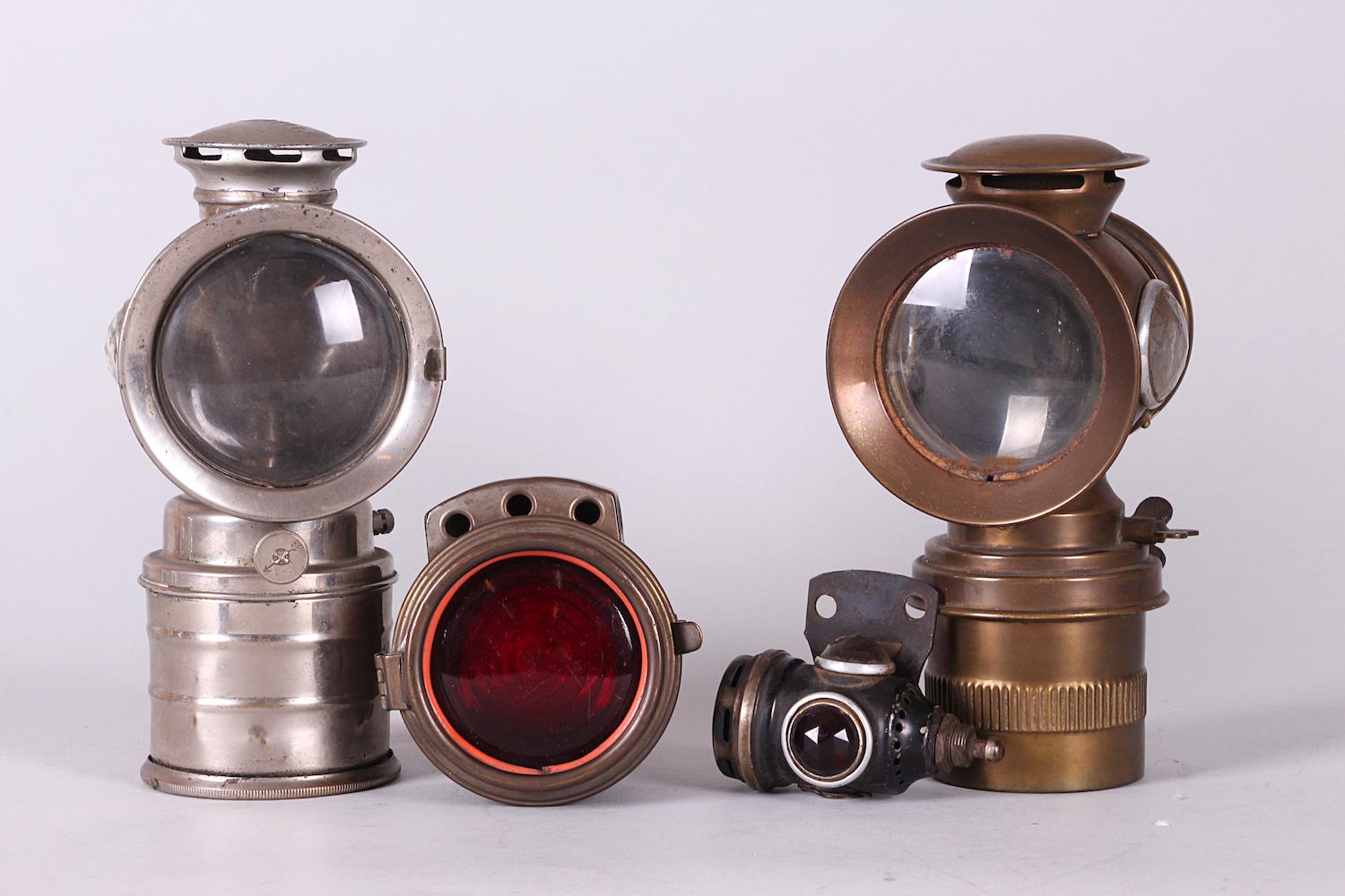 Lot de quatre lampes de vélo et moto. Début XXe siècle.